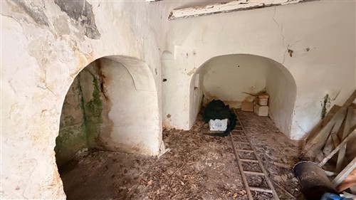 Ad 1 Km dal Paese, Trulli con Conversa e Terreno di 14.000 mq ca.